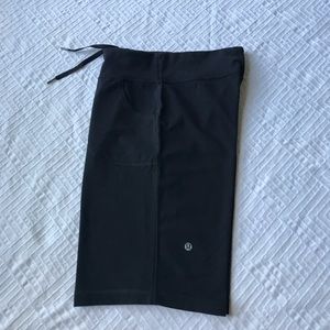 Lululemon women’s black Yoga Shorts size 4